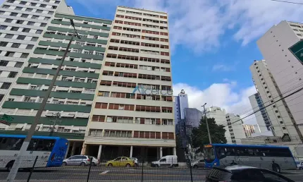 Apartamento de 3 quartos com suíte reformado no centro da cidade