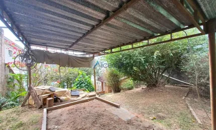 Terreno no bairro Bom Pastor medindo 911,00m² com a construção de uma casa antiga.
