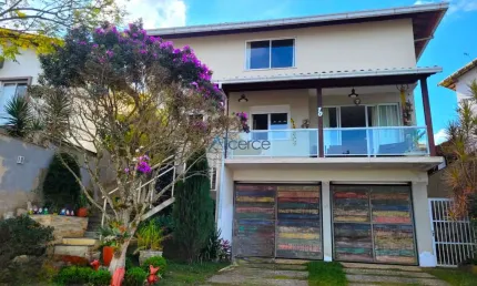 Casa com 05 quartos, suíte e 04 vagas garagem no São Lucas