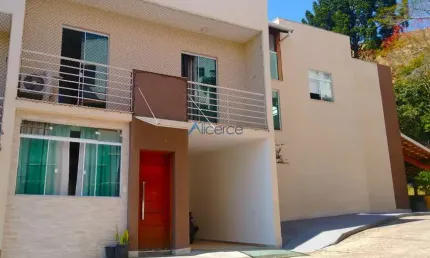 Casa duplex com 03 quartos e garagem no Monte Castelo