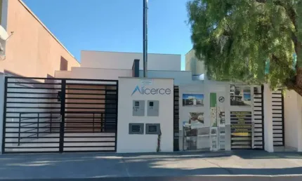 Casa nova com 2 quartos e quintal no Parque Independência