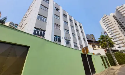 Apartamento de 02 quartos com área externa e garagem no granbery.