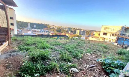 Terreno à venda na Rua Sady Monteiro Boechat, São Pedro, Juiz de Fora