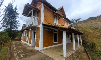 Granja com casa de 03 quartos no Chácaras Passos Del Rey
