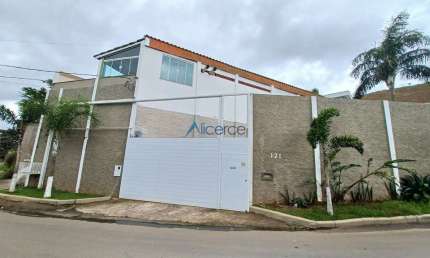 Casa 'CLUBE'  com um terreno de quase 1.800 m²  no Aeroporto