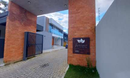 Casa dúplex 3 suítes com piscina em condomínio fechado