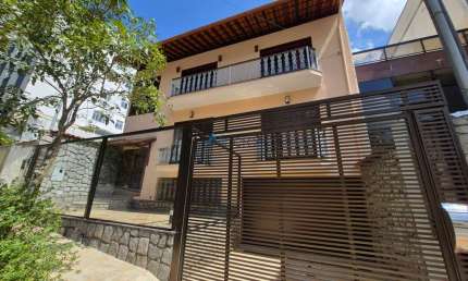 Casa com 04 quartos e 06 vagas de garagem no Granbery