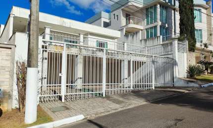 Excelente casa em  um dos melhores e o mais próximo condomínio da cidade!