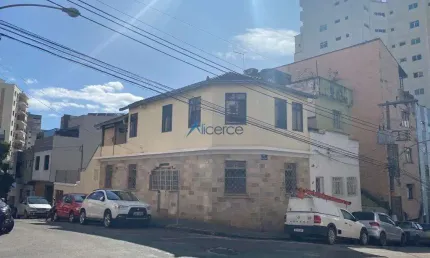Casa a venda no Centro para morar ou fins comerciais com 210m² de área construída por 760 mil