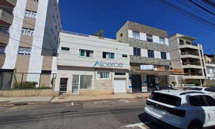 Casa tríplex com 5 quartos, 2 suítes, área gourmet e quintal. Em local plano e na melhor localização do Alto dos Passos com tudo próximo!