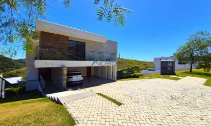 Casa com 04 quartos e piscina no Alphaville- FASE 01