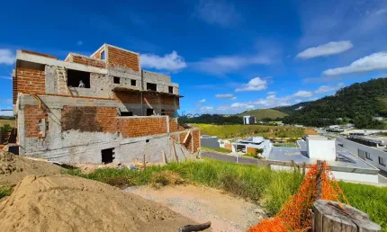 Terreno com pequeno declive, com 307,31 m² no Estrela Alta