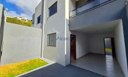 Casa com 03 quartos, 02 vagas de garagem e quintal no Marilândia.