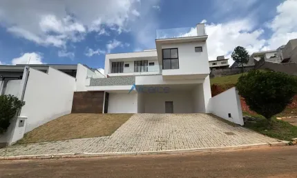 Casa de 4 quartos de alto padrão e com piscina com borda infinita