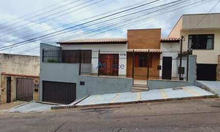 Maravilhosa Casa no Paineiras - 2 Quartos (1 Suíte), Varanda e Área de Lazer com Churrasqueira!