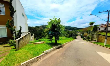 Terreno em declive com 431 m² e linda vista no Granville.