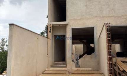 Casa em final de obra no São Pedro: Conclusão Iminente, Design Moderno com 2 Suítes e Ampla Sala Integrada