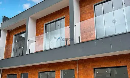 Casa duplex com 02 quartos e garagem no Bairro Parque Independência III