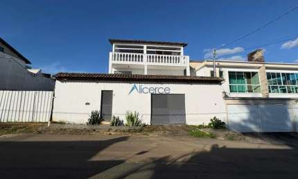 Casa com muito espaçosa no Aeroporto, conta com 4 quartos e 2 suítes