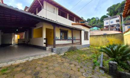 Casa linear, com 05 quartos e 03 vagas de garagem no Bandeirantes.