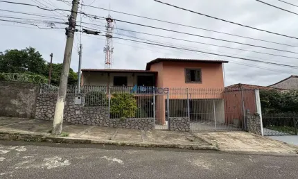 Casa de 4 quartos espaçosa com excelente distribuição e localização privilegiada.