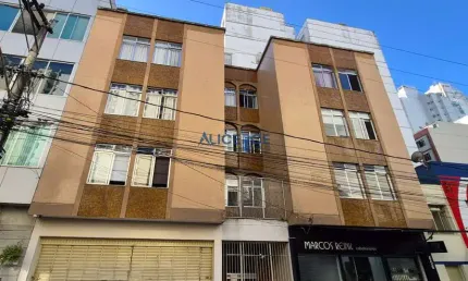 Apartamento com 03 quartos e 01 vaga de garagem no Centro.