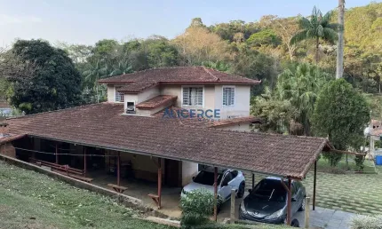 Encantadora Granja com 18.500m², Casa Duplex e Área de Lazer Completa – Ônibus na Porta!