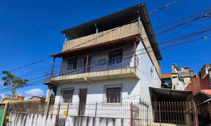 Casa com 03 quartos e garagem para 02 carros em Santos Dumont