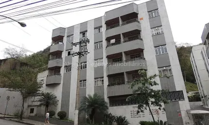 Espaçoso Apartamento de 1 Quarto com  apenas um lance de escada no Santa Helena