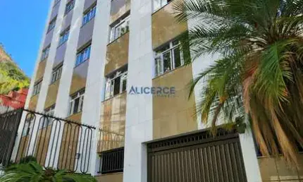Oportunidade! Apartamento 2 quartos com garagem no Centro.