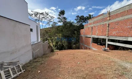 Maravilhoso lote de 554m² com leve declive em condomínio fechado