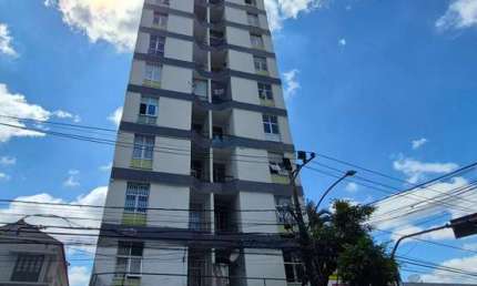 Apartamento de frente: 01 quarto e sala com elevador na Avenida dos Andradas.