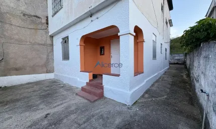 Casa com 3 quartos para alugar na Rua Montezinas, Fábrica, Juiz de Fora