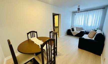 Apartamento reformado em rua reta ao mar! Oportunidade