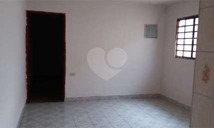 Condomínio com 2 quartos para locação em Jardim Oliveiras - SP