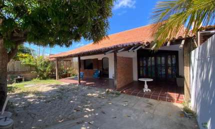CASA DUPLEX COM ED&#205;CULA NA PRAIA DOS ANJOS EM ARRAIAL DO CABO