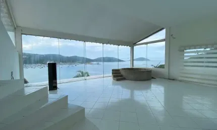 CASAR&#195;O COM VISTA ETERNA PARA O MAR NO PONTAL DO ATALAIA EM ARRAIAL DO CABO