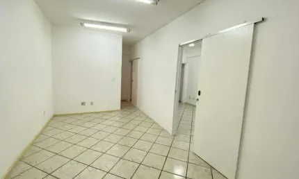 SALA COMERCIAL COM 60M&#178; NO CENTRO EMPRESARIAL CABO FRIO