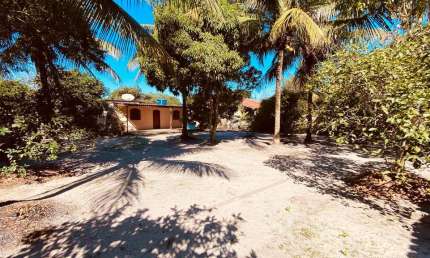 IM&#211;VEL COM AMPLO QUINTAL ARBORIZADO NO CAI&#199;ARA EM ARRAIAL DO CABO