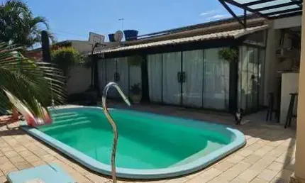 CASA COM PISCINA NO VILLAGE DO PONTAL EM ARRAIAL DO CABO/RJ