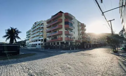 APARTAMENTO COM 03 QTS NA PRAINHA EM ARRAIAL DO CABO