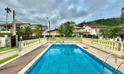 Casa à venda no Jardim Pernambuco 2, 3 Quartos, 2 Vagas.