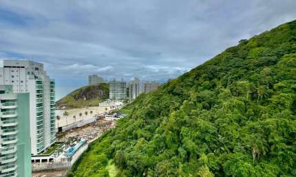 Apartamento à venda na Praia da Enseada, 2 Quartos, Vista Mar, 2 Vagas.