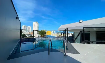 Enseada Cobertura ótima localização, toda reformada com vista mar e piscina.