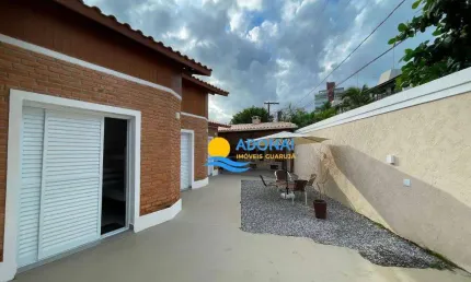 Enseada, casa com ótima localização, 3 quartos, churrasqueira e forno de pizza.