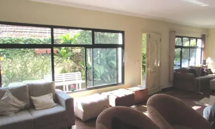 Casa tipo sobrado com 04 dormitórios e 03 suítes no planalto paulista.