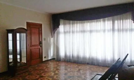 Casa térrea com 3 dormitórios e 3 salas, ótima localização.