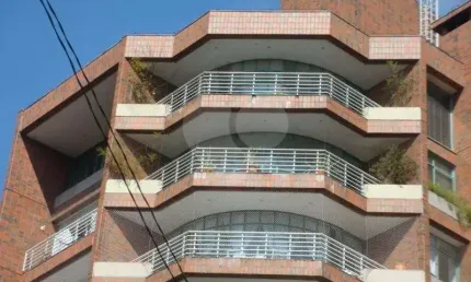 O prédio possui apenas 8 andares, sendo um apartamento por andar