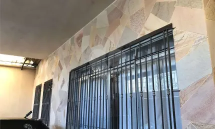 Casa com  4 dormitorios sendo 1 suite, 3 vagas de garagem com portão automatico