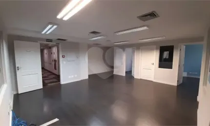 CONJUNTO COMERCIAL 300 M² COM 07 SALAS - 12 BANHEIROS - 07 VAGAS NA SAÚDE - LOCAÇÃO
